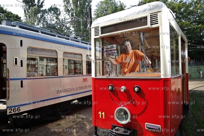 Autorzy albumu " 140 lat gdanskich tramwajow " w zajedni...