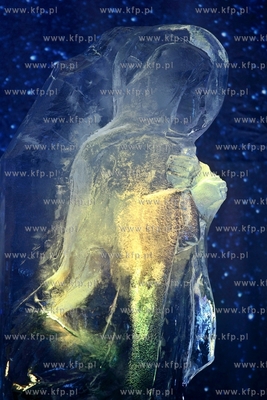 Przed Galeria Sztuki Warzywniak w Gdansku Oliwie, stanela...