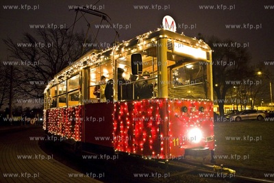 Świąteczny tramwaj Enka z 1952 r. udekorowana 150-metrowym...