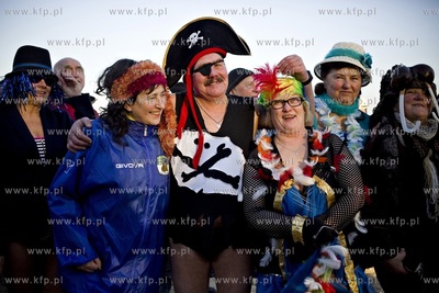 Gdańsk Jelitkowo. Morsy powitały Nowy Rok tradycyjną...