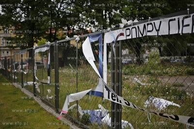 Zniszczone nielegalne bannery reklamowe przy alei Żołnierzy...