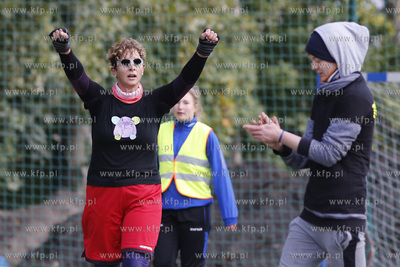 Gdansk Zaspa. Pilkarski turniej dzikich druzyn Do przerwy...