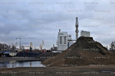 Znika hałda kruszywa z placu u zbiegu ul. Marynarki...