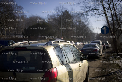 Zaparkowane auta przy al. Legionów w Gdyni.
15.02.2017
fot....