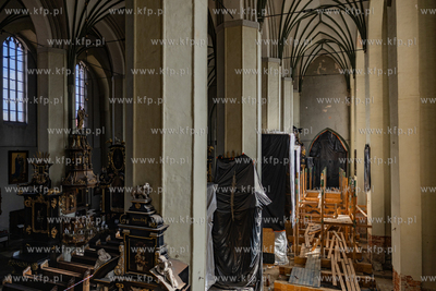 Demontaż rusztowań potrzymujących spękane sklepienie...