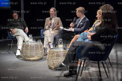 Spotkanie "Wojna obok nas. Historie odwagi, krzywdy,...