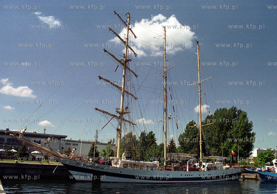 Zaglowiec Pogoria przy Skwerze Kosciuszki w Gdyni.24.05.2001fot....