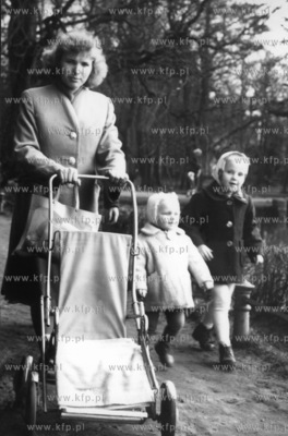 Na spacerze w Parku Oliwskim w Gdansku. 1973 Fot. Zbigniew...