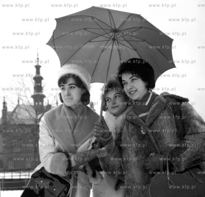 Kobiety pod parasolem na skwerze przed Ratuszem Staromiejskim...