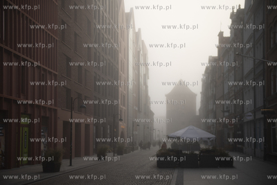 Jesienna mgła o poranku w Gdańsku. Ulica Stągiewna....