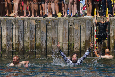 Sopot. 12. Charytatywny skok z molo do morza dla Moniki...