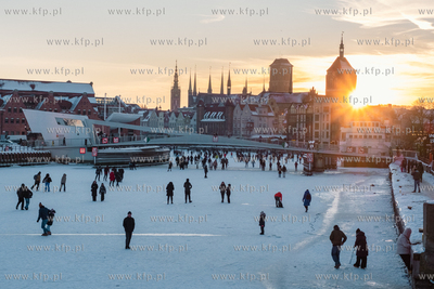 Tłumy spacerowiczów na zamarzniętej Motławie w...