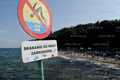 Gdynia. Tlumy turystow i mieszkancow gdyni podczas...