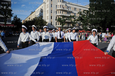 Gdynia. Parada zalog startujacych w Zlocie Zaglowcow...