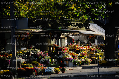 Gdansk. Sprzedaz kwiatow przy cmentarzu Srebrzysko.
11.10.2011
fot....