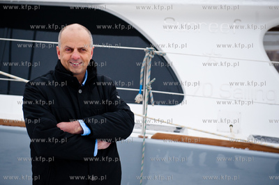 Stocznia Gdanska. Tydzien po pozarze hali produkcyjnej...