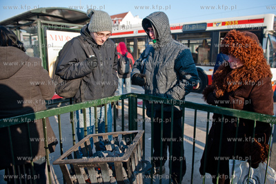 Gdansk. Brama Wyzynna. Koksownik ustawiony na przystanku...