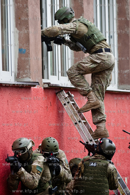 Gdansk. Gimnazjum nr 29 na Suchaninie. Pokazy Gdanskiej...