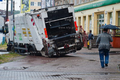 Gdansk. Ul. Leona Miszewskiego. Smieciarka, ktora podczas...
