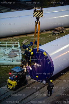 Stocznia Gdanska. Zaladunek elementow wiez wiatrowych,...