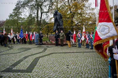 Gdansk. Wrzeszcz. Uroczyste zlozenia kwiatow pod pomnikiem...