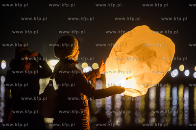 Sopocka plaza. Wypuszczenie lampionow z zyczeniami...
