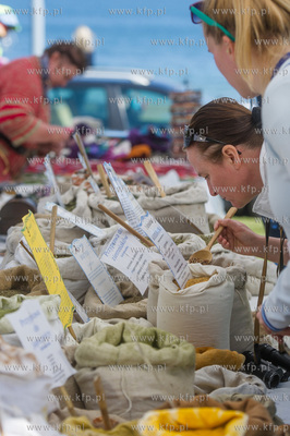 Gdynia. Skwer Arki Gdynia. Majowka przy Bulwarze, podczas...