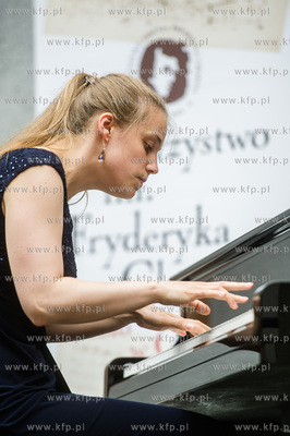 Gdansk. Ulica Mariacka. Muzyka Chopina na przedprozach...