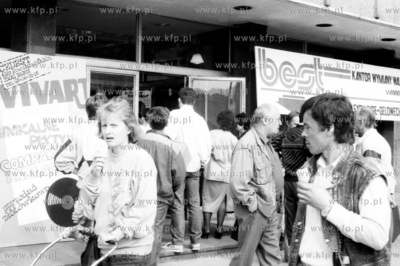 Tlum przed wejsciem do Teatru Wybrzeze nie spieszyl...