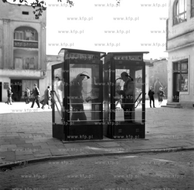 Budki telefoniczne na skrzyzowaniu ul. Bohaterow Monte...