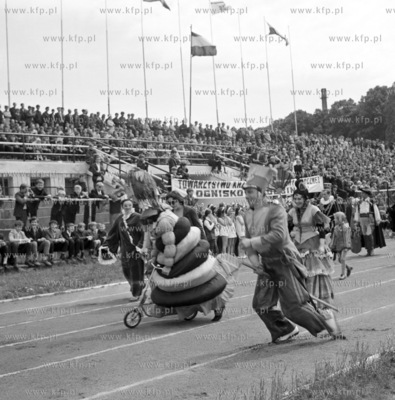 Poczatek meczu prasa     aktorzy na stadionie Lechii...