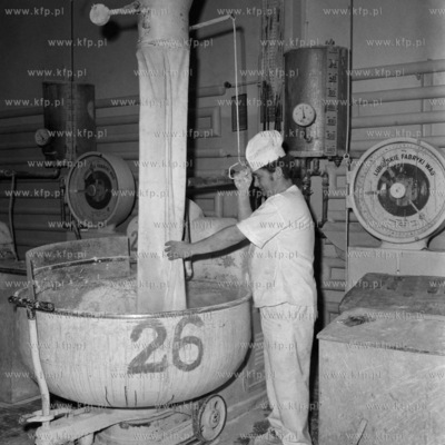 Wypiek chleba w piekarni nr 7 w Gdańsku Oliwie. 7.02.19771luty77_z.kosycarz_p9Fot....