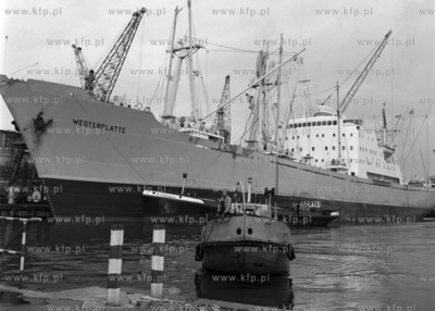 Statek Westerplatte w porcie gdańskim.
11.1969
0002318z_listopad1969
Fot....