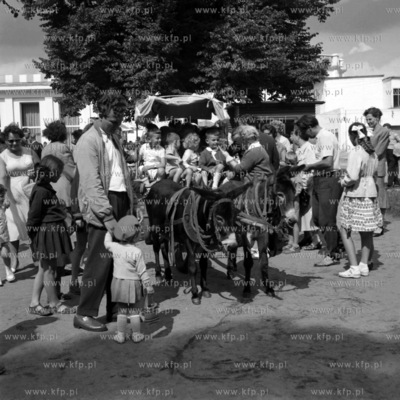 Bryczka konna atrakcją turystyczna w Sopocie. (lata50)....