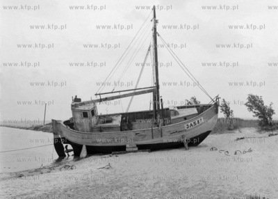 Kuter rybacki JAS87 stoi na plazy w Jastarni. (lata60)
1962
0005350z_puck_pruszcz
Fot....