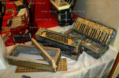 Wystawa akordeonow w krzywym domku na sopockim deptaku....