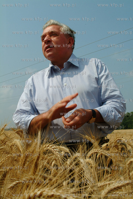 Minister Rolnictwa Andrzej Lepper wizytuje pola w Karnieszewicach...