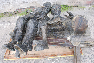 Nieznani sprawy uslilowali ukrasc rzezbe autorstwa...