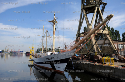 Gdansk. Stocznia Remontowa. Naprawa polamanych masztow...
