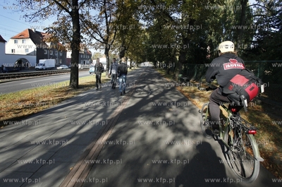 Gdansk. Rowerzysci na sciezce rowerowej przy ul. Hallera....