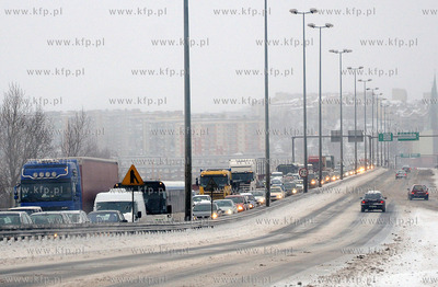 Zimowa aura w Gdyni. Nz. estakaga Kwiatkowskiego
18.12.2009
fot....