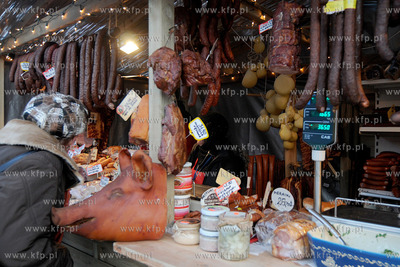 Gdynia. Jarmark swiateczny na Skwerze Kosciuszki uzbiegu...