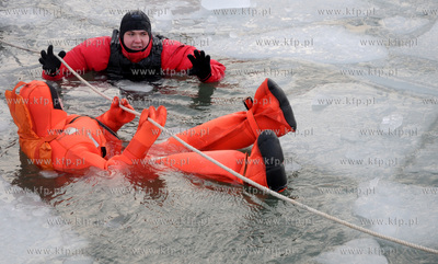 Gdynia, port jachtowy. Jak przetrwac na zamarznietym...