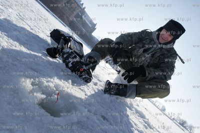 Zamarznieta rzka Nogat na wysokosci zamku sprzyja zimowemu...