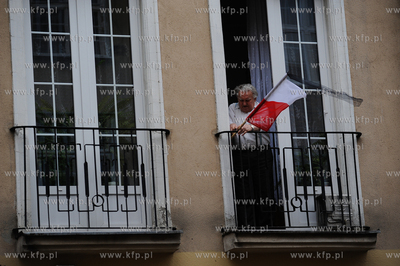 Gdansk. Na ulicach miasta na znak zaloby, flagi panstwowe...