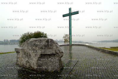 Krzyz i tablica upamietniajaca tragiczna smierc ksiedza...