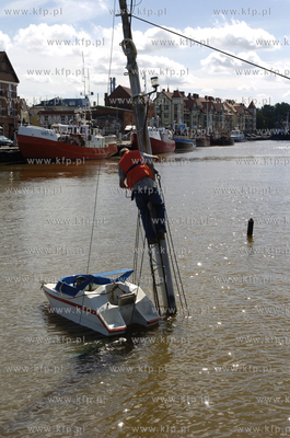 W porcie morskim w Ustce trwa wydobywanie z dna kanalu...