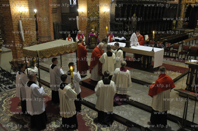 Nabozenstwo meki Panskiej w Wielki Piatek w Katedrze...