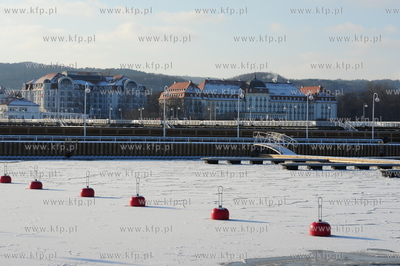 Zimowe molo w Sopocie. Nz. widok z przystani jachtowej...
