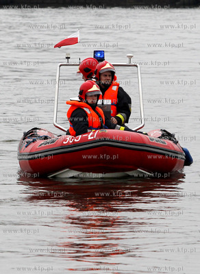 Szczecin. Akcja ratownicza polegajaca na poszukiwaniu...